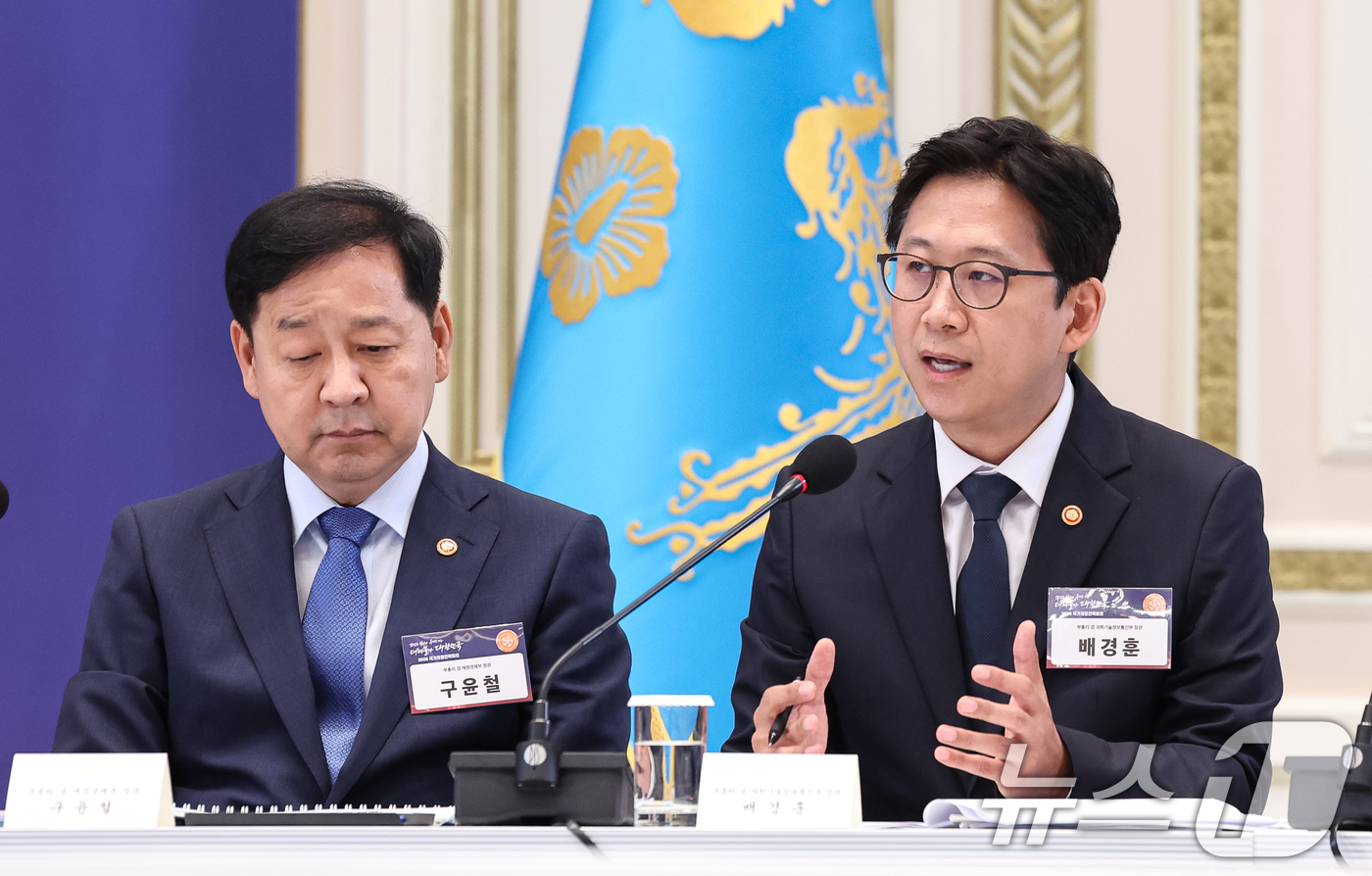 (서울=뉴스1) 허경 기자 = 배경훈 부총리 겸 과학기술정보통신부 장관이 13일 청와대 영빈관에서 열린 2026년 국가재정전략회의에서 AI데이터센터·피지컬 AI 관련 발표를 하고 …