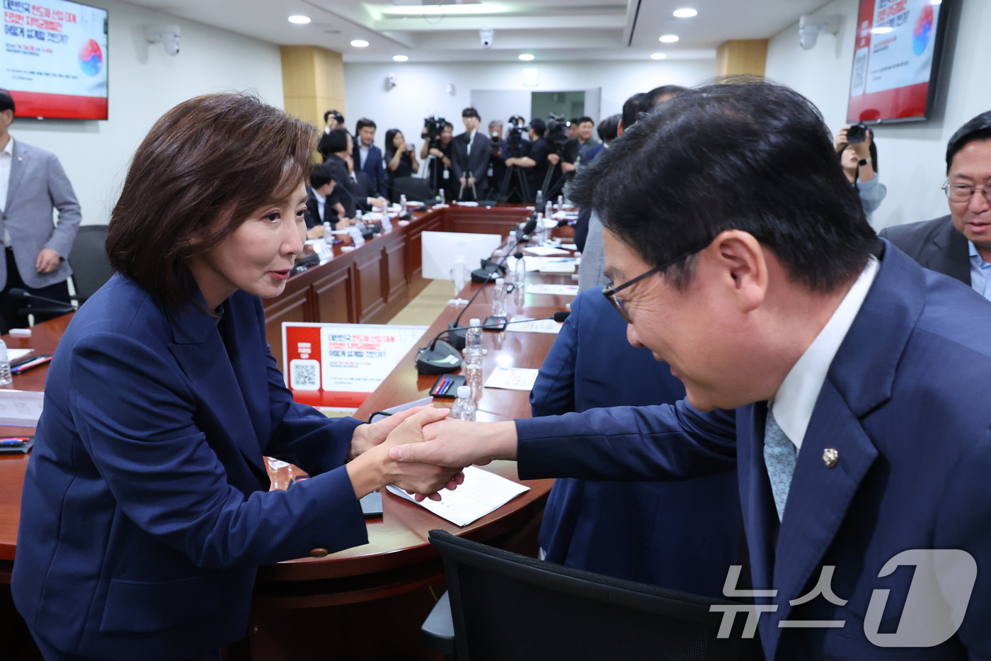 (서울=뉴스1) 신웅수 기자 = 정점식 국민의힘 원내대표와 나경원 의원이  13일 서울 여의도 국회 의원회관에서 열린 ‘대한민국 반도체 산업 대계 진정한 지역균형발전 어떻게 설계할 …