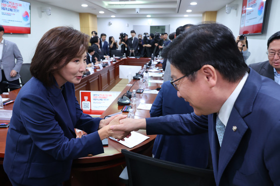 악수하는 정점식·나경원
