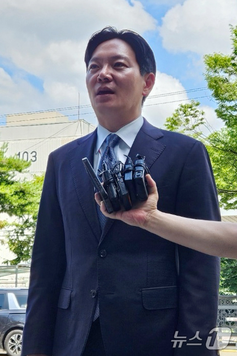 (인천=뉴스1) 박소영 기자 = 박상용 인천지검 부부장검사가 추가 감찰 조사를 받기 위해 13일 인천시 인천지검에 출석하며 취재진 질문에 답하고 있다.2026.7.13/뉴스1