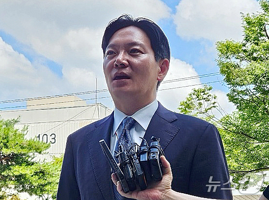 (인천=뉴스1) 박소영 기자 = 박상용 인천지검 부부장검사가 추가 감찰 조사를 받기 위해 13일 인천시 인천지검에 출석하며 취재진 질문에 답하고 있다.2026.7.13/뉴스1
