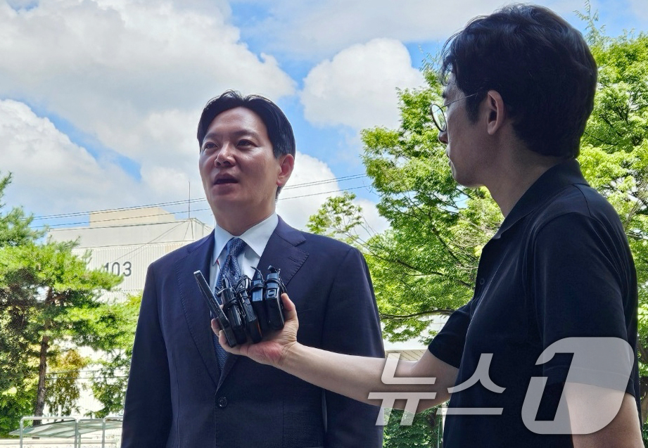 (인천=뉴스1) 박소영 기자 = 박상용 인천지검 부부장검사가 추가 감찰 조사를 받기 위해 13일 인천시 인천지검에 출석하며 취재진 질문에 답하고 있다.2026.7.13/뉴스1