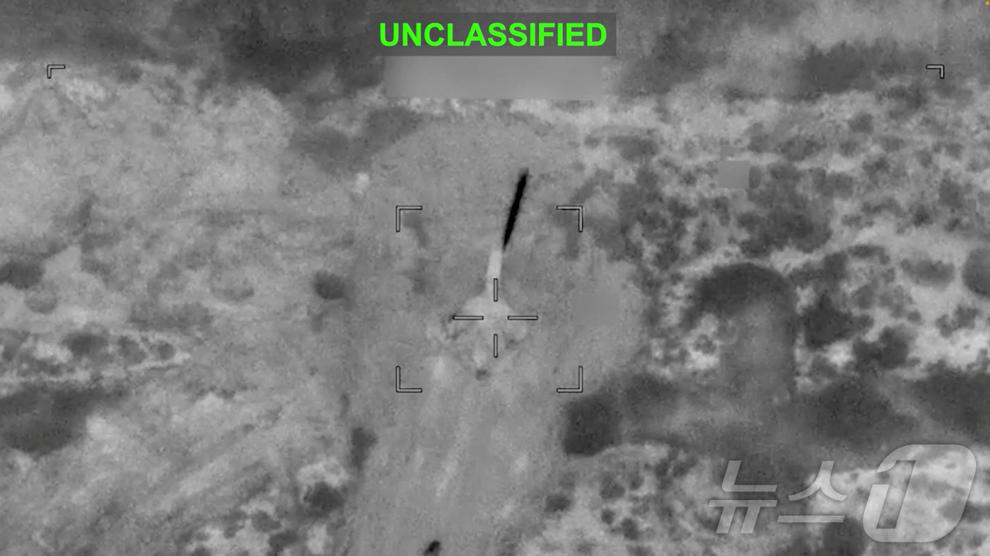 (로이터=뉴스1) 최종일 선임기자 = 12일 공개된 미 중부사령부(CENTCOM) 배포 영상의 화면 캡처. 미군의 이란 공습 당시 발사체가 미상의 표적에 접근하는 모습이다. 202 …