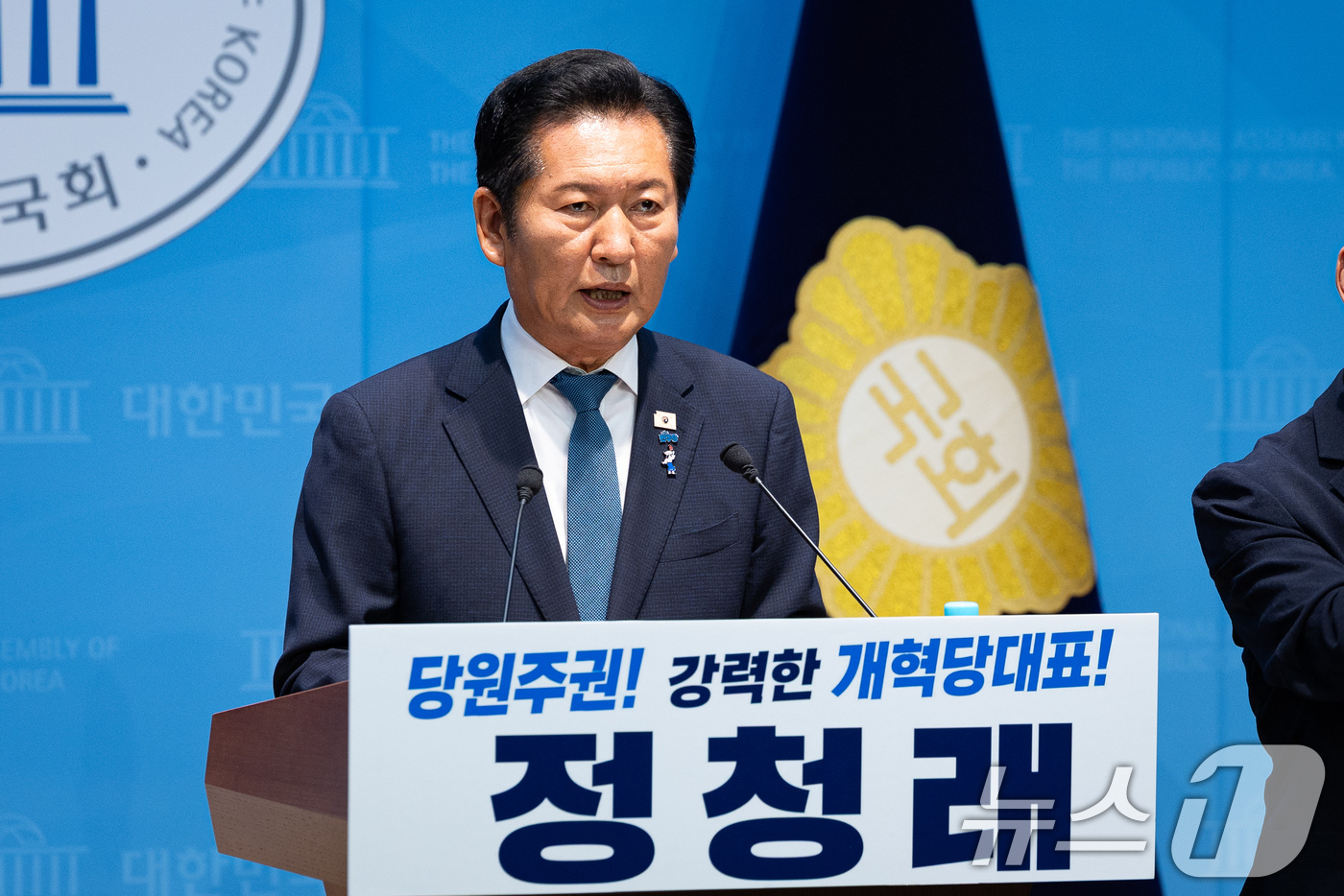 (서울=뉴스1) 유승관 기자 = 정청래 전 더불어민주당 대표가 13일 서울 여의도 국회 소통관에서 당대표 출마 선언 기자회견을 하고 있다. 2026.7.13/뉴스1