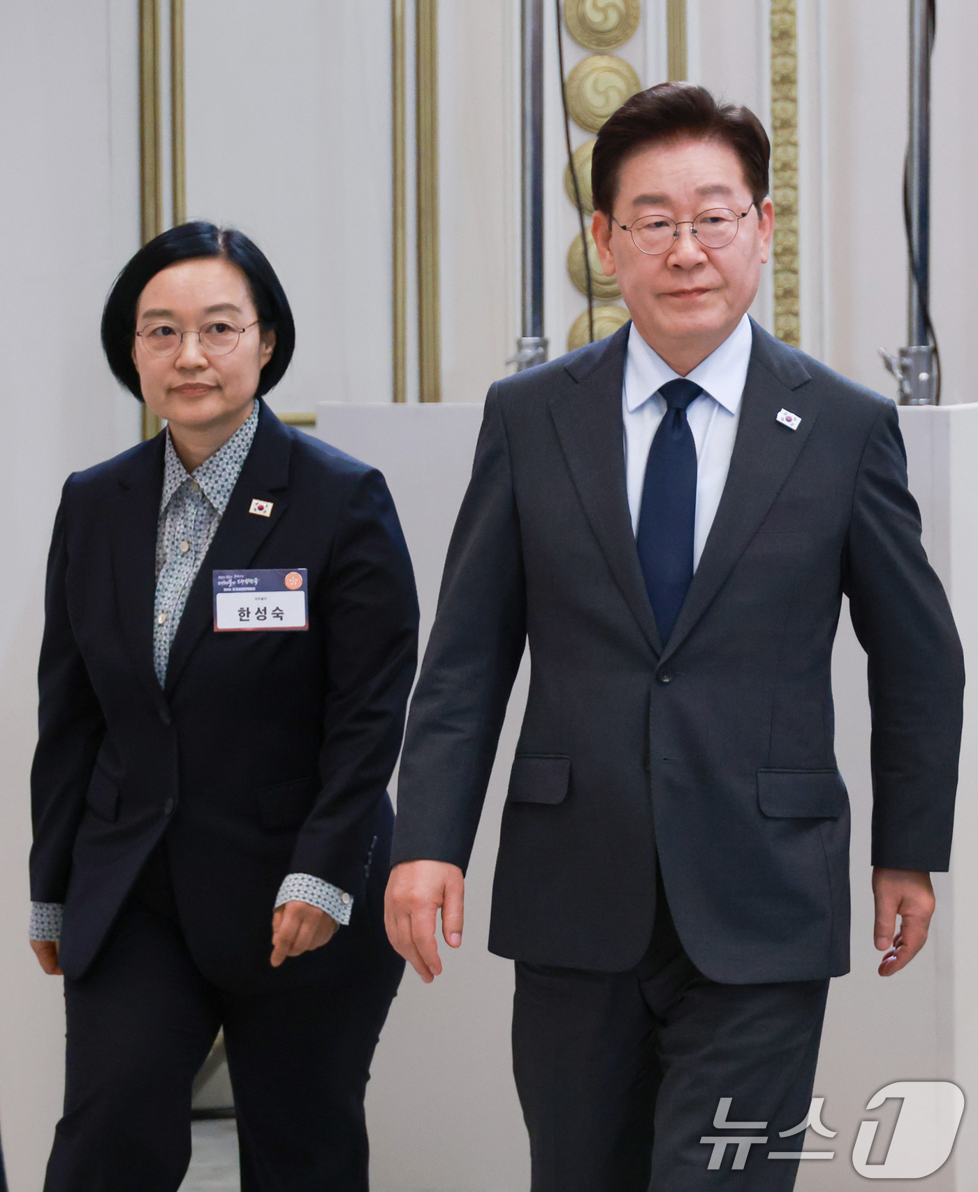 (서울=뉴스1) 허경 기자 = 이재명 대통령과 한성숙 국무총리가 13일 청와대 영빈관에서 열린 2026년 국가재정전략회의에 입장하고 있다. 2026.7.13/뉴스1