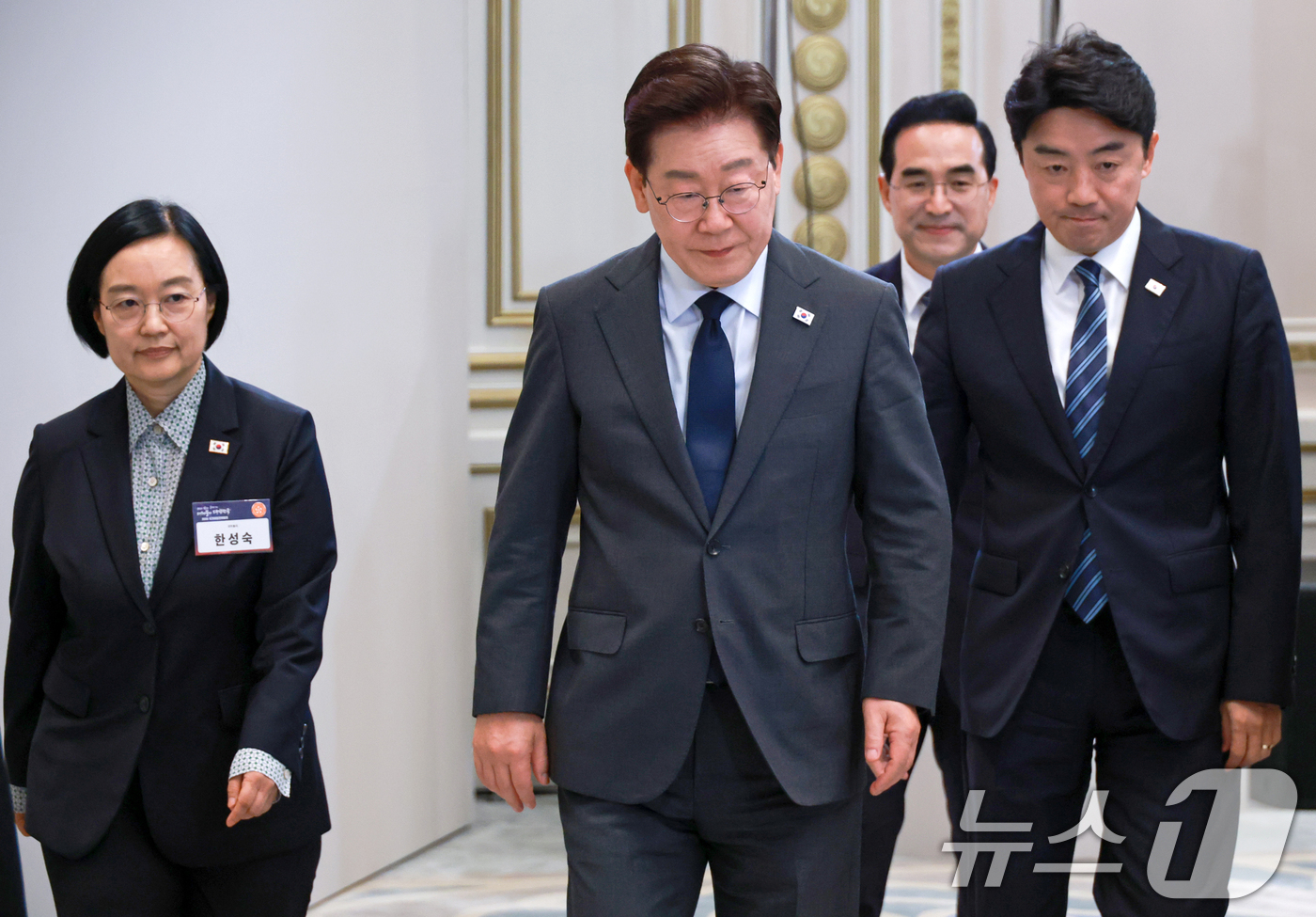 (서울=뉴스1) 허경 기자 = 이재명 대통령이 13일 청와대 영빈관에서 열린 2026년 국가재정전략회의에 입장하고 있다. 2026.7.13/뉴스1