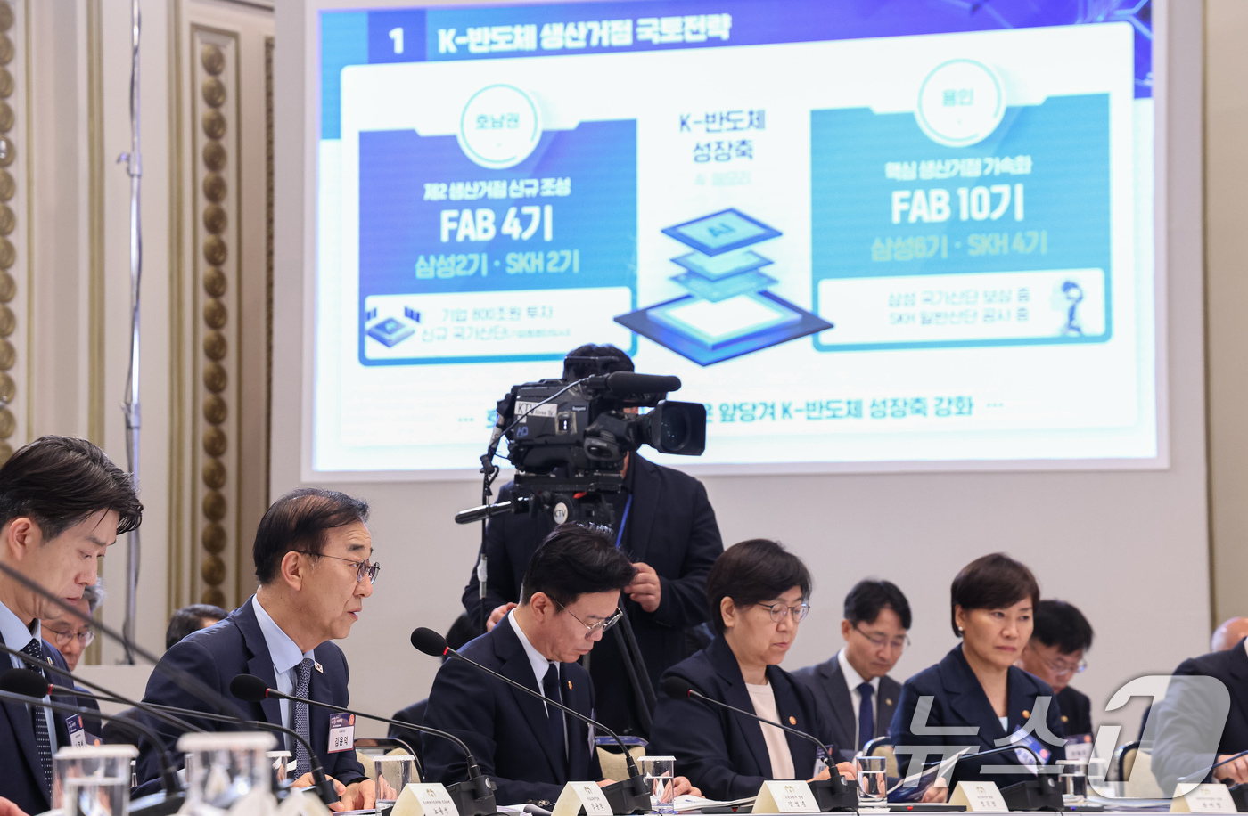 (서울=뉴스1) 허경 기자 = 김윤덕 국토교통부 장관이 13일 청와대 영빈관에서 열린 2026년 국가재정전략회의에서 반도체 첨단산업단지 조성 관련 발표를 하고 있다. 2026.7. …