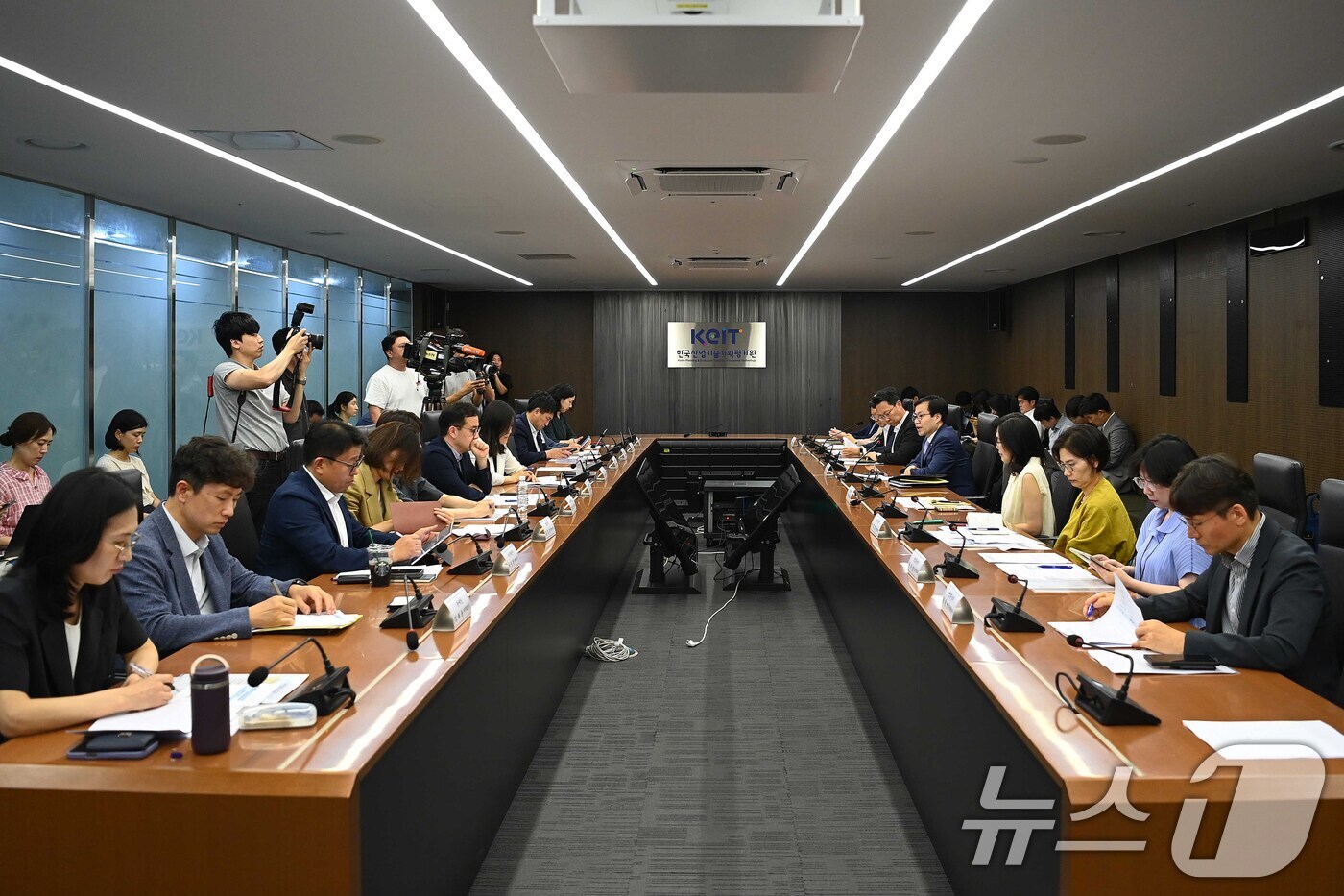 (서울=뉴스1) = 여한구 산업통상부 통상교섭본부장이 13일 오후 서울 중구 대한상공회의소에서 제58차 통상추진위원회를 주재하고 있다. (산업통상부 제공. 재판매 및 DB금지) 2 …