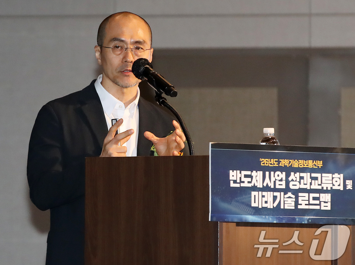 (부산=뉴스1) 윤일지 기자 = 정소영 엔비디아코리아 대표가 13일 오후 부산 해운대구 파라다이스호텔 부산에서 열린 2026년도 반도체 사업 성과교류회 개회식에서 'AI 팩토리가 …