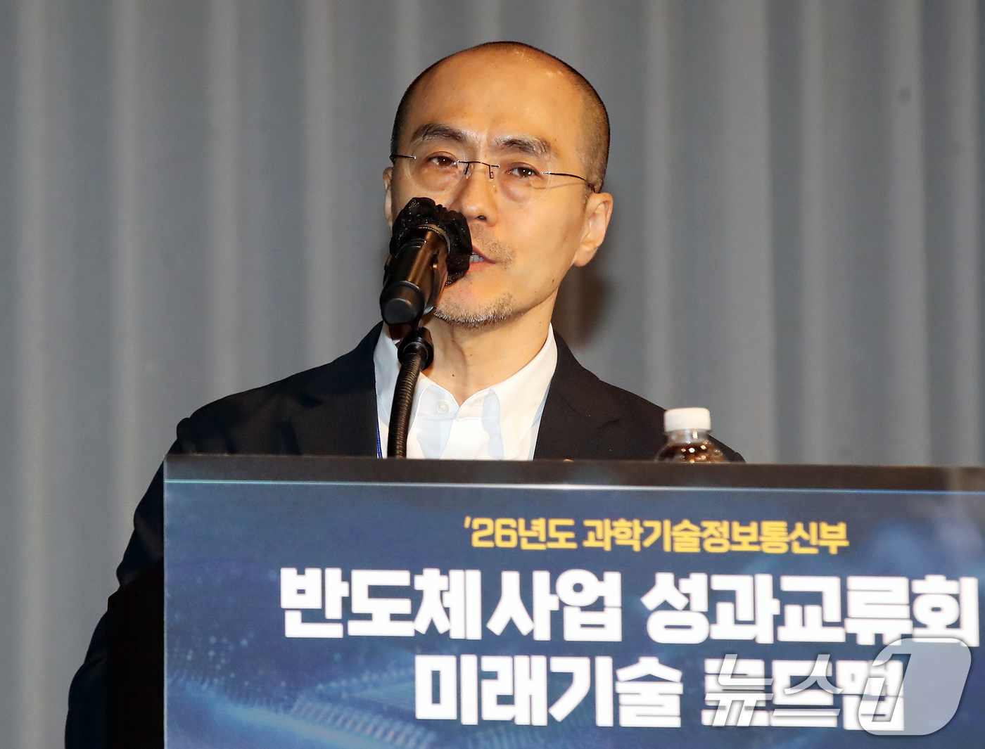 (부산=뉴스1) 윤일지 기자 = 정소영 엔비디아코리아 대표가 13일 오후 부산 해운대구 파라다이스호텔 부산에서 열린 2026년도 반도체 사업 성과교류회 개회식에서 'AI 팩토리가 …