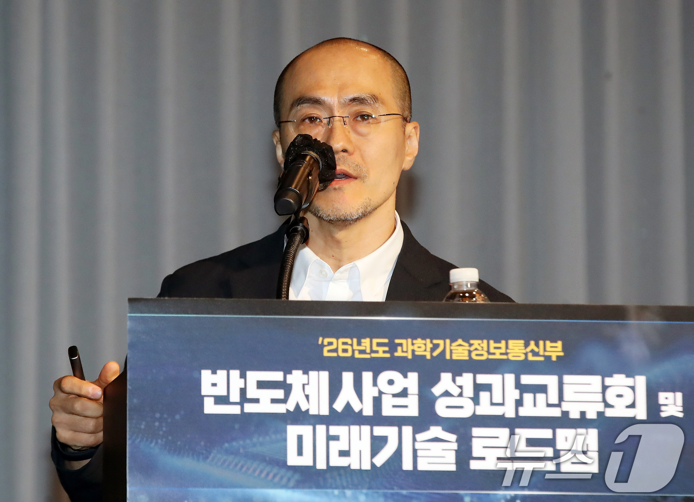(부산=뉴스1) 윤일지 기자 = 정소영 엔비디아코리아 대표가 13일 오후 부산 해운대구 파라다이스호텔 부산에서 열린 2026년도 반도체 사업 성과교류회 개회식에서 'AI 팩토리가 …