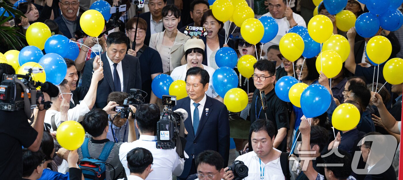 본문 이미지 - 정청래 전 더불어민주당 대표가 13일 서울 여의도 국회 소통관에서 당대표 출마 선언 기자회견에 들어서며 지지자들의 환호를 받고 있다. 2026.7.13 ⓒ 뉴스1 유승관 기자