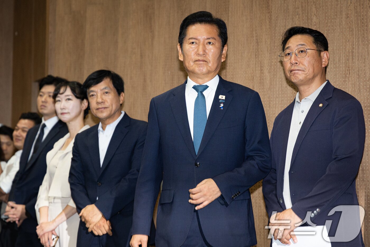 본문 이미지 - 정청래 전 더불어민주당 대표가 13일 서울 여의도 국회 소통관에서 당대표 출마 선언 기자회견에 들어서고 있다. 2026.7.13 ⓒ 뉴스1 유승관 기자