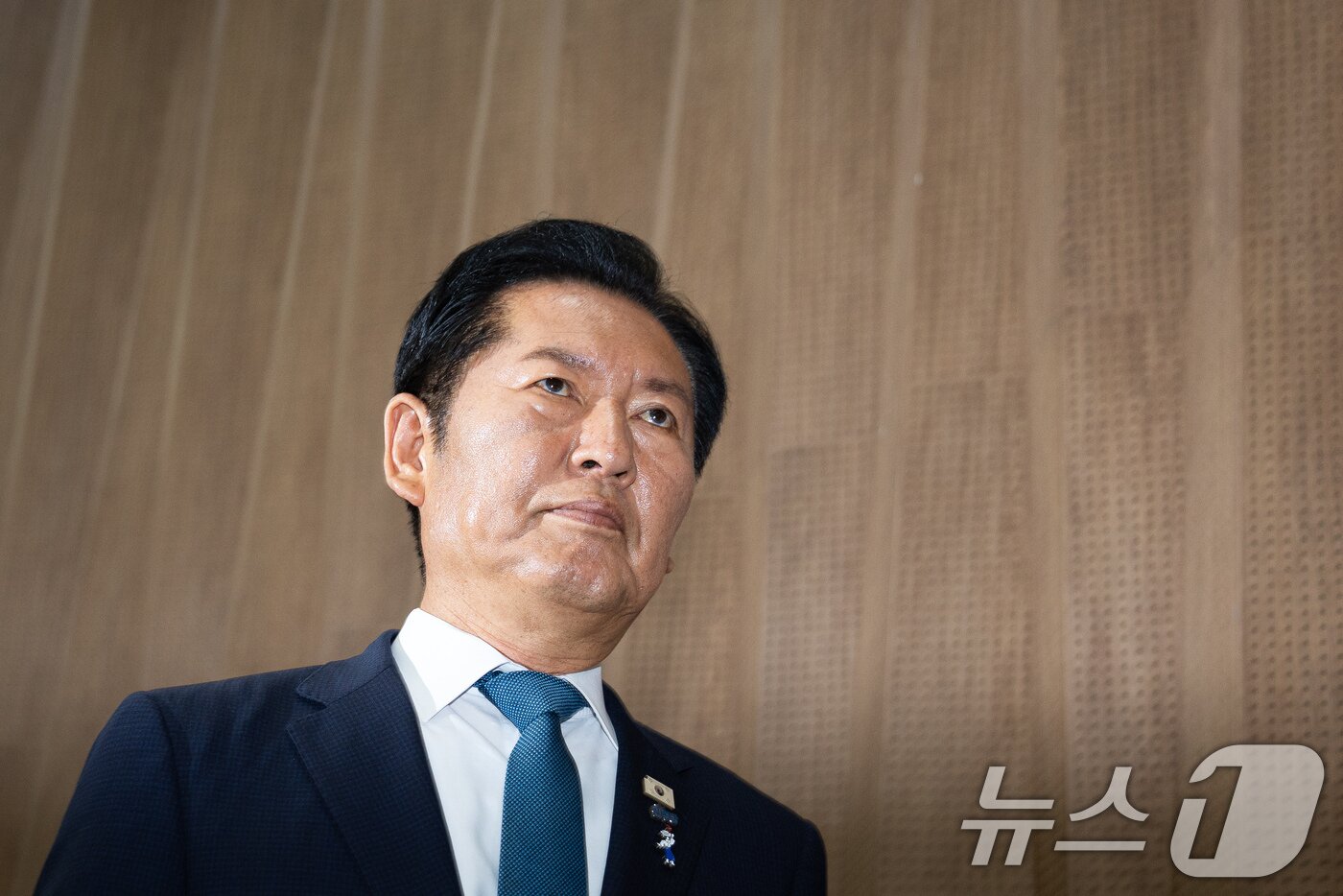 본문 이미지 - 정청래 전 더불어민주당 대표가 13일 서울 여의도 국회 소통관에서 당대표 출마 선언 기자회견에 들어서고 있다. 2026.7.13 ⓒ 뉴스1 유승관 기자