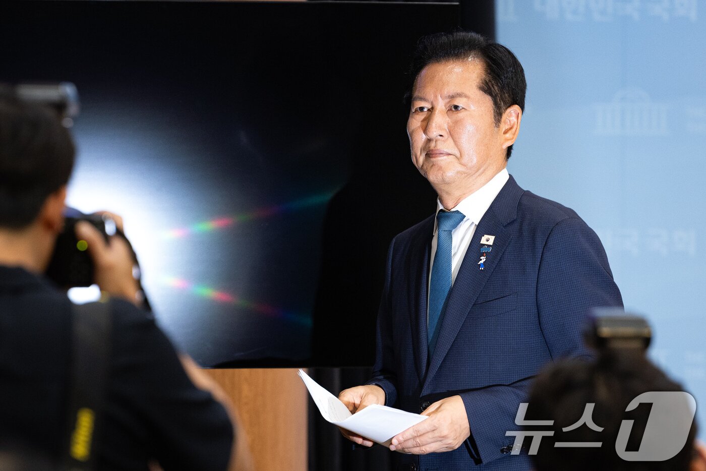 본문 이미지 - 정청래 전 더불어민주당 대표가 13일 서울 여의도 국회 소통관에서 당대표 출마 선언 기자회견을 마친 후 회견장을 나서고 있다. 2026.7.13 ⓒ 뉴스1 유승관 기자