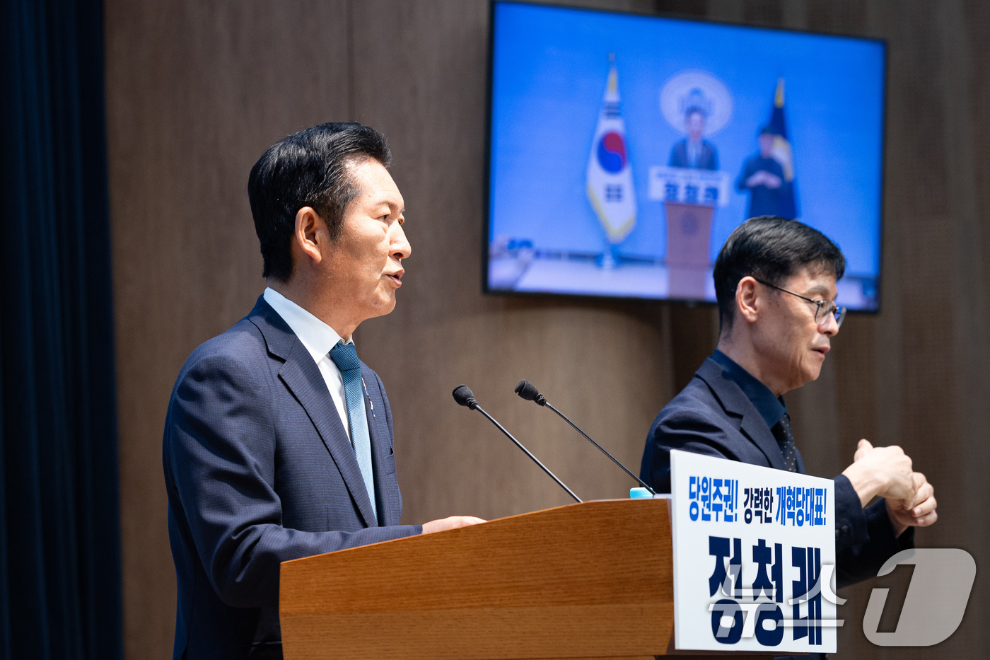 (서울=뉴스1) 유승관 기자 = 정청래 전 더불어민주당 대표가 13일 서울 여의도 국회 소통관에서 당대표 출마 선언 기자회견을 하고 있다. 2026.7.13/뉴스1