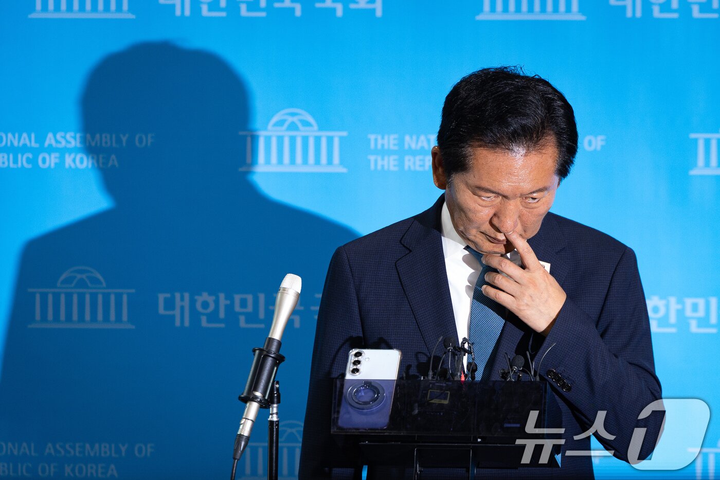 본문 이미지 - 정청래 전 더불어민주당 대표가 13일 서울 여의도 국회 소통관에서 당대표 출마 선언 기자회견을 마친 후 취재진 질문을 경청하고 있다. 2026.7.13 ⓒ 뉴스1 유승관 기자