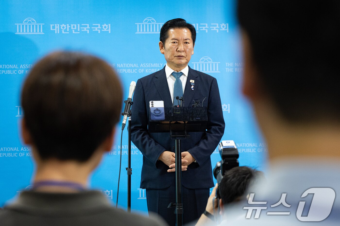 본문 이미지 - 정청래 전 더불어민주당 대표가 13일 서울 여의도 국회 소통관에서 당대표 출마 선언 기자회견을 마친 후 취재진 질문에 답하고 있다. 2026.7.13 ⓒ 뉴스1 유승관 기자