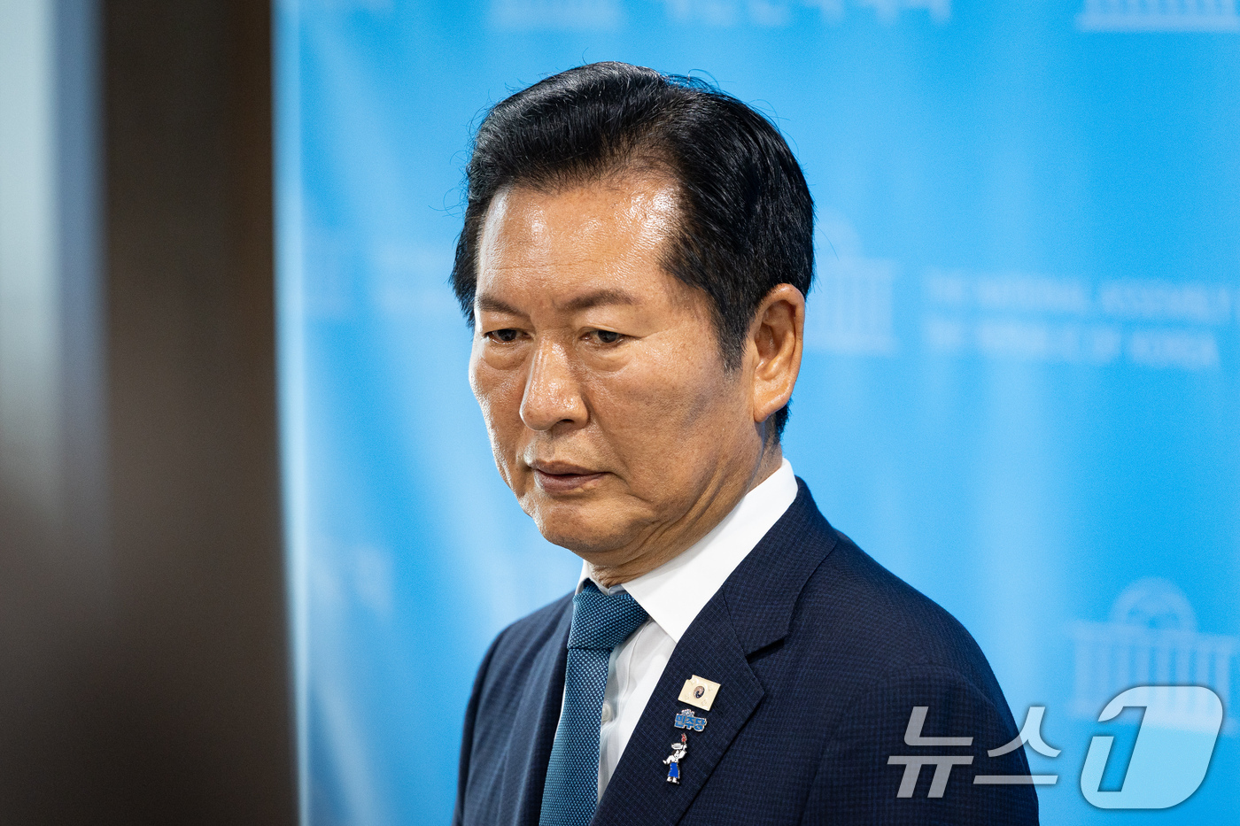 (서울=뉴스1) 유승관 기자 = 정청래 전 더불어민주당 대표가 13일 서울 여의도 국회 소통관에서 당대표 출마 선언 기자회견을 마친 후 취재진 질문에 답하고 있다. 2026.7.1 …