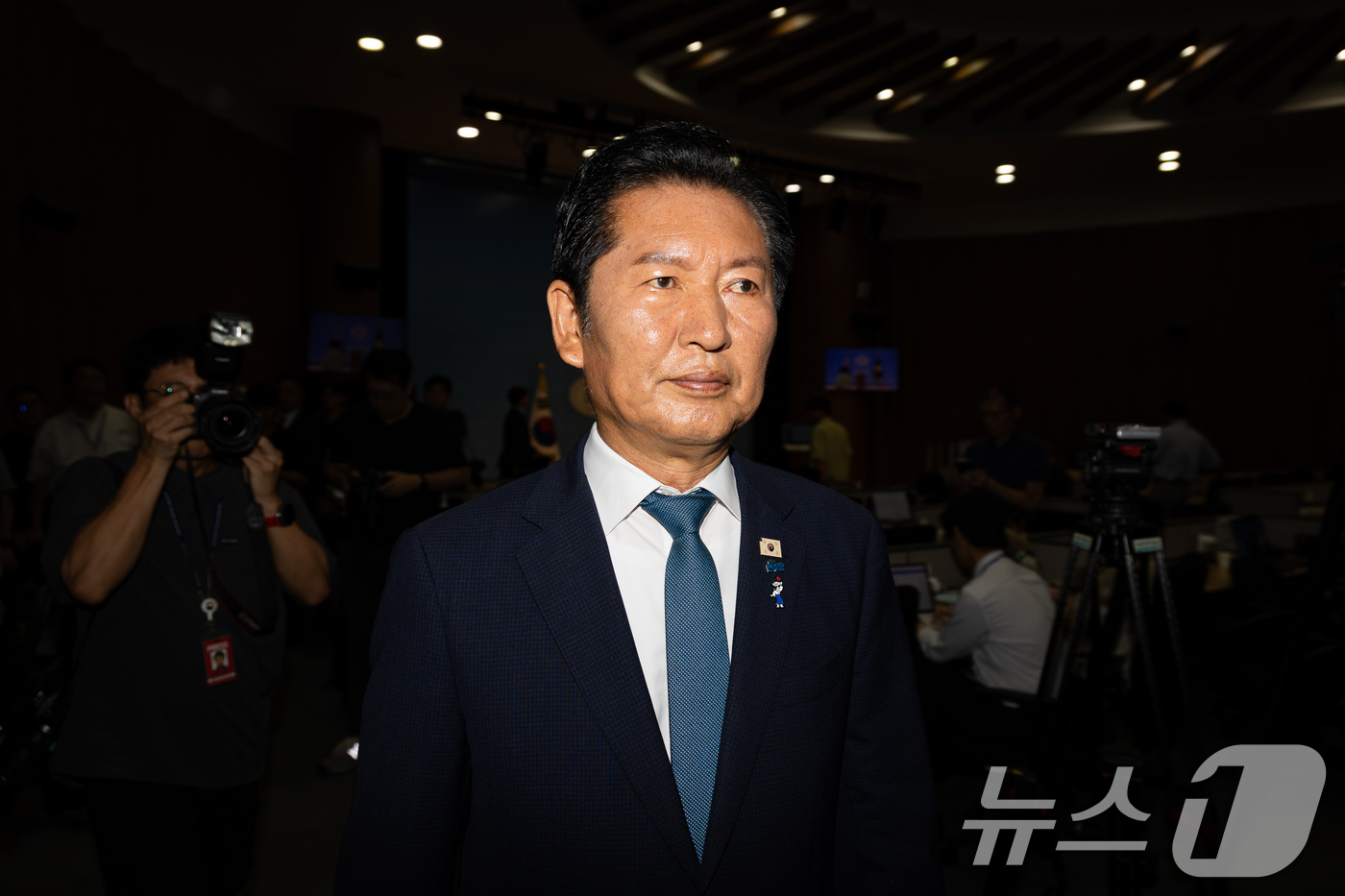 (서울=뉴스1) 유승관 기자 = 정청래 전 더불어민주당 대표가 13일 서울 여의도 국회 소통관에서 당대표 출마 선언 기자회견을 마친 후 회견장을 나서고 있다. 2026.7.13/뉴 …