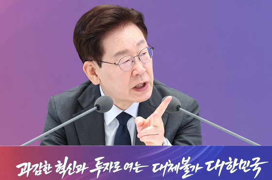 李대통령 "핵심 소재·부품, 지분 취득 등 안보 측면서 강력하게 대비"