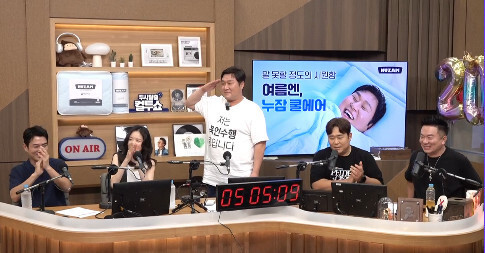'묵언수행' 윤경호, 또 5분 연장…해병대 가족 방청객 요청에 "필승"