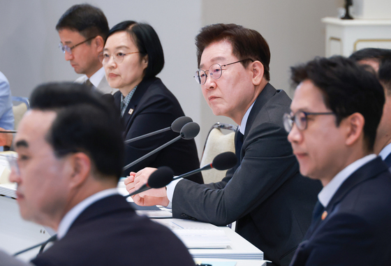 李대통령 "물가 부담 없다면 가정용 전기료 조정해야 하는 상황"