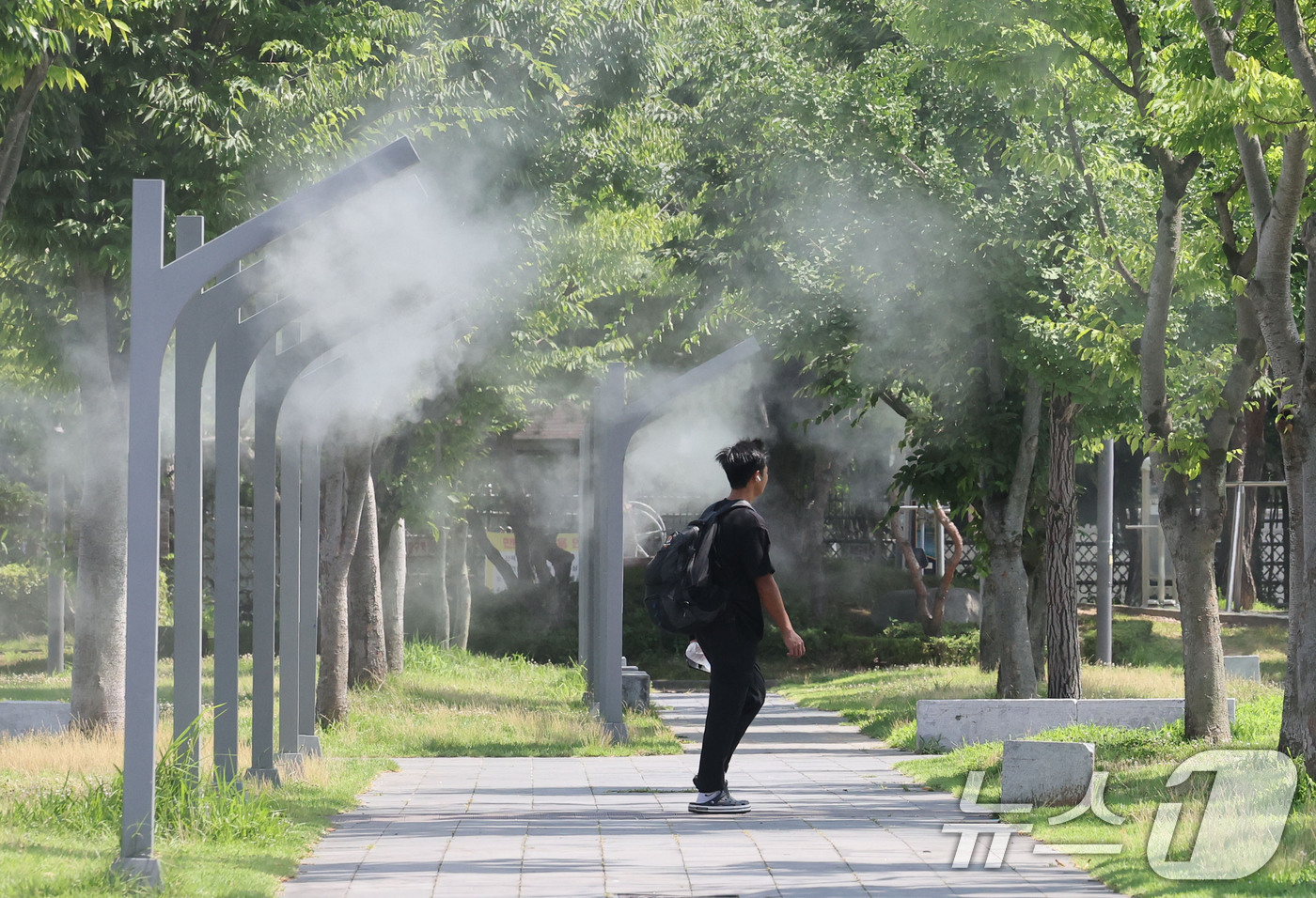 (전남광주=뉴스1) 박지현 기자 = 전남지역에 폭염이 계속되는 13일 전남광주통합특별시 서구 치평동 상무시민공원에서 시민들이 작동하는 쿨링포그를 맞으며 더위를 식히고 있다. 202 …