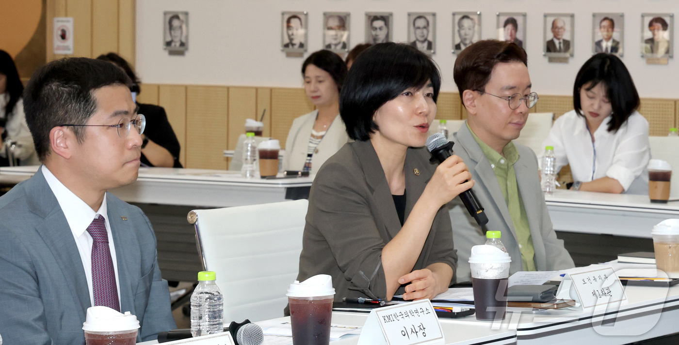 (세종=뉴스1) 김기남 기자 = 현수엽 보건복지부 1차관이 13일 세종시 정부세종청사 보건복지부에서 열린 KMI와 보건복지부의 '복지 위기가구 지원을 위한 업무협약'에 참석하여 인 …