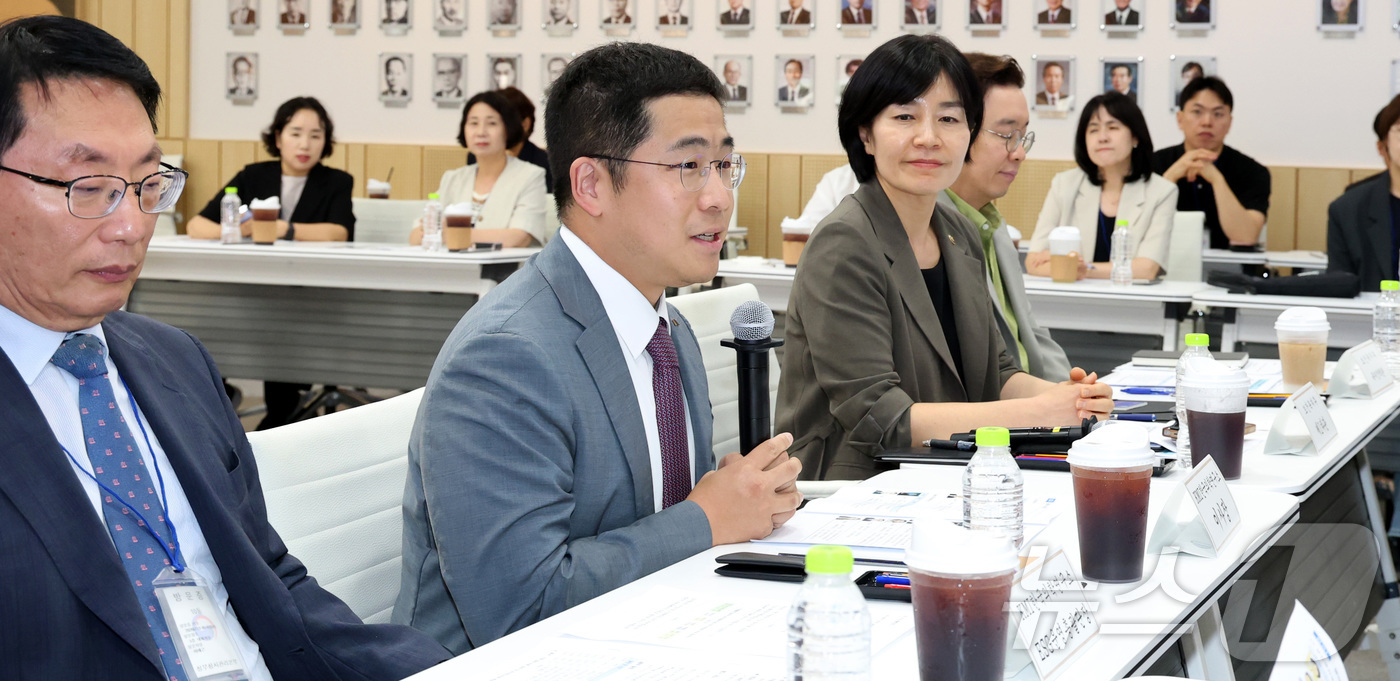 (세종=뉴스1) 김기남 기자 = 이광배 KMI한국의학연구소 이사장이 13일 세종시 정부세종청사 보건복지부에서 열린 KMI와 보건복지부의 '복지 위기가구 지원을 위한 업무협약'에 참 …