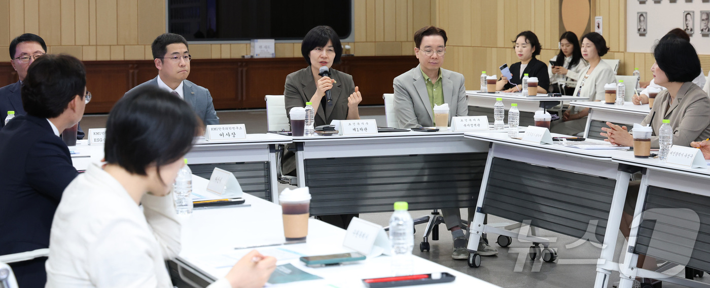 (세종=뉴스1) 김기남 기자 = 현수엽 보건복지부 1차관이 13일 세종시 정부세종청사 보건복지부에서 열린 KMI와 보건복지부의 '복지 위기가구 지원을 위한 업무협약'에 참석하여 인 …