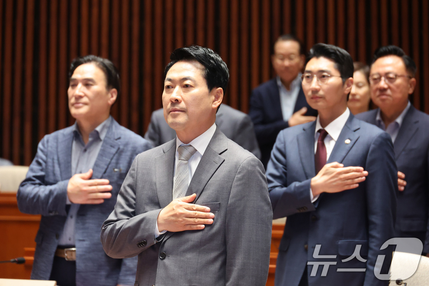 (서울=뉴스1) 신웅수 기자 = 장동혁 국민의힘 대표가 13일 서울 여의도 국회에서 열린 의원총회에서 국민의례를 하고 있다. 2026.7.13/뉴스1