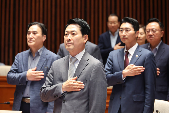 의원총회 참석한 장동혁 대표