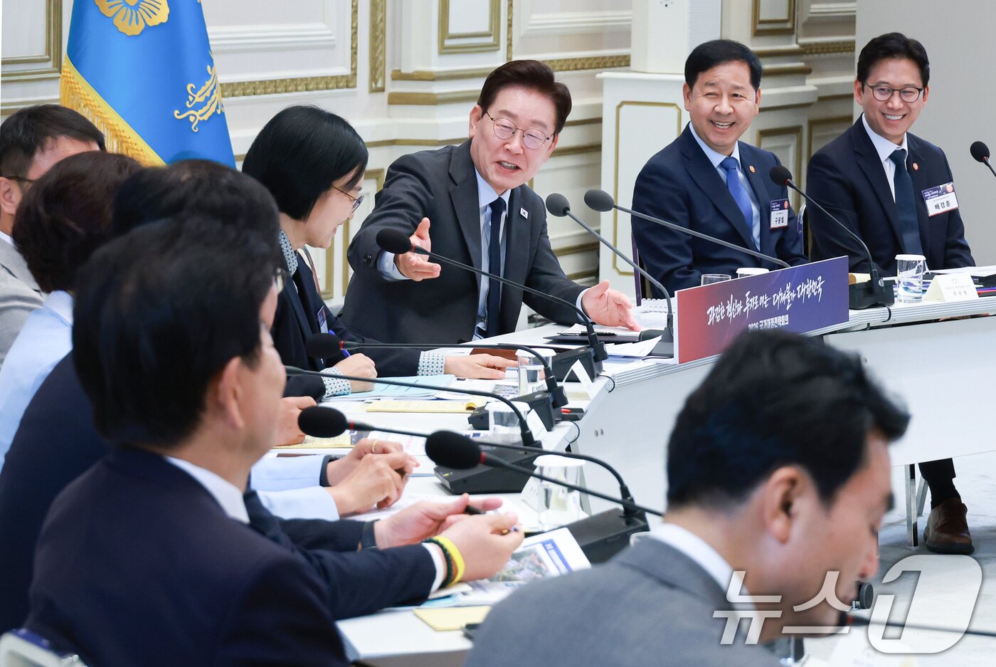 본문 이미지 - 이재명 대통령이 13일 청와대 영빈관에서 열린 2026년 국가재정전략회의에서 한성숙 국무총리에게 발언을 권하고 있다. 2026.7.13 ⓒ 뉴스1 허경 기자