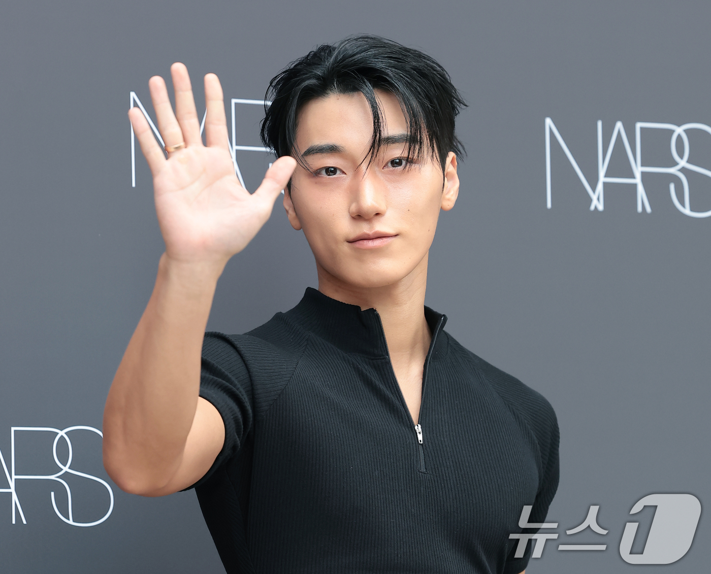 (서울=뉴스1) 권현진 기자 = 에이티즈 산이 13일 서울 성수동 무신사메가스토어 성수에서 열린 뷰티 브랜드 나스 인세이셔블 리퀴드 블러쉬 팝업스토어 오픈 행사에 참석해 포즈를 취 …