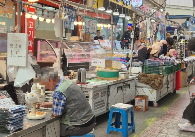 '33도 폭염'에 비명 전통시장 상인들 "손님도 줄고 죽을 맛"