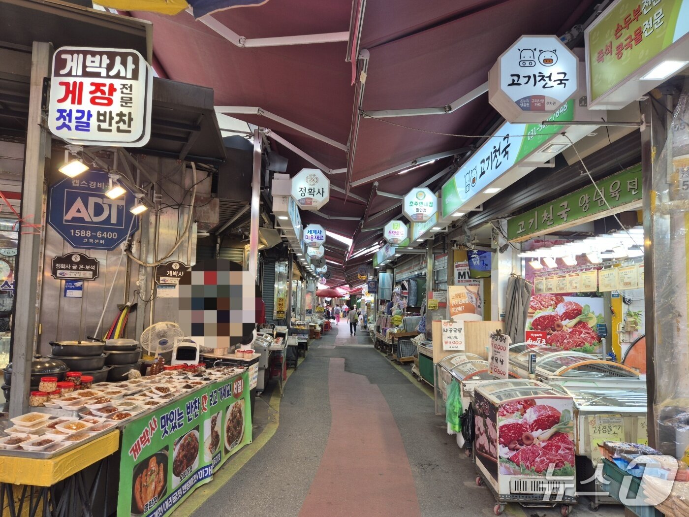 본문 이미지 - 전국 대부분 지역에 폭염특보가 발효된 13일 찾은 경기 구리시 구리전통시장이 한산한 모습을 보이고 있다.2026.07.13/뉴스1 양희문 기자
