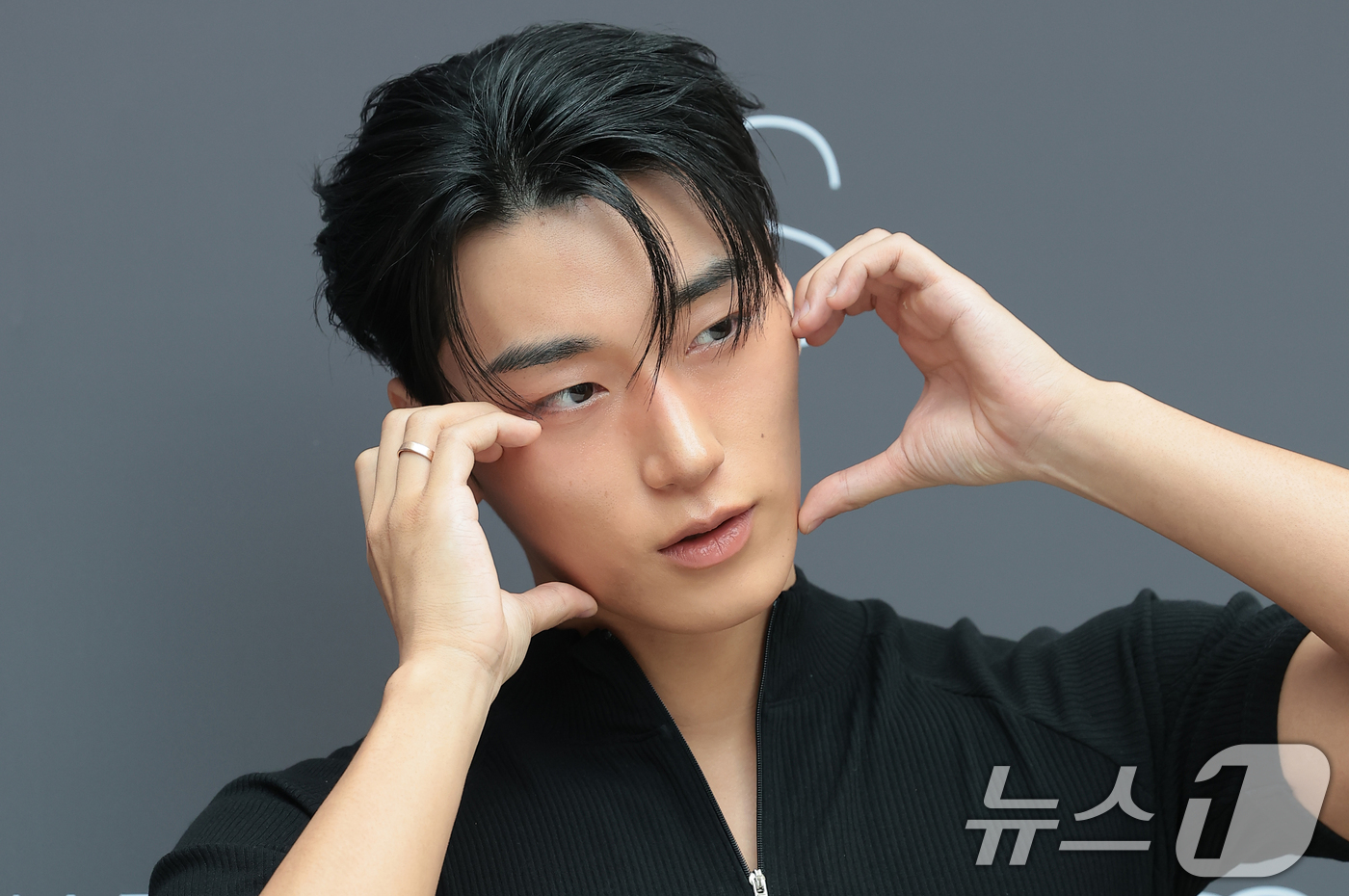 (서울=뉴스1) 권현진 기자 = 에이티즈 산이 13일 서울 성수동 무신사메가스토어 성수에서 열린 뷰티 브랜드 나스 인세이셔블 리퀴드 블러쉬 팝업스토어 오픈 행사에 참석해 포즈를 취 …