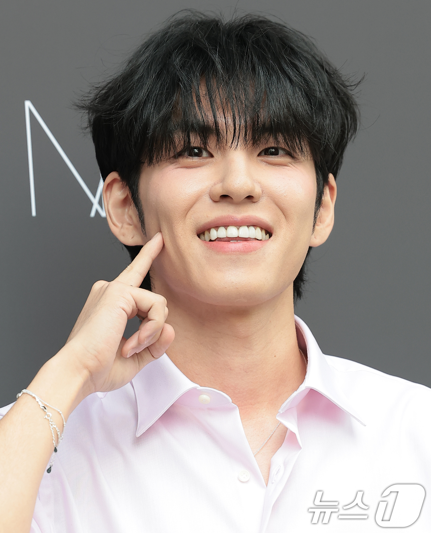 (서울=뉴스1) 권현진 기자 = 데이식스 원필이 13일 서울 성수동 무신사메가스토어 성수에서 열린 뷰티 브랜드 나스 인세이셔블 리퀴드 블러쉬 팝업스토어 오픈 행사에 참석해 포즈를 …