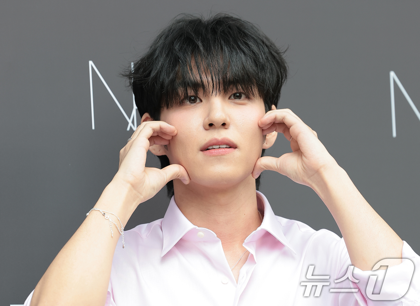 (서울=뉴스1) 권현진 기자 = 데이식스 원필이 13일 서울 성수동 무신사메가스토어 성수에서 열린 뷰티 브랜드 나스 인세이셔블 리퀴드 블러쉬 팝업스토어 오픈 행사에 참석해 포즈를 …