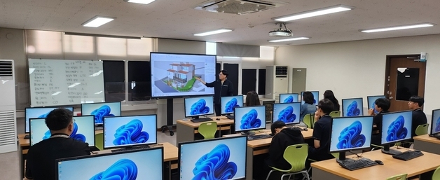 반도체 제조 이렇게…충북진로교육원 신산업 진로체험 운영