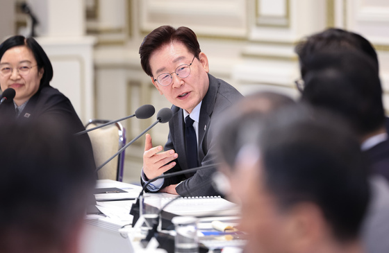 李대통령 "정치권 잘하기 경쟁 했으면…정치 역량이 흥망 결정"