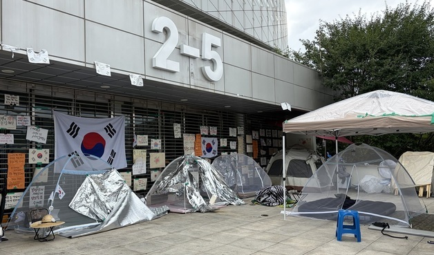 얼음물만 덩그러니…장마 뒤 폭염에 한풀 꺾인 '잠실개표소 시위'