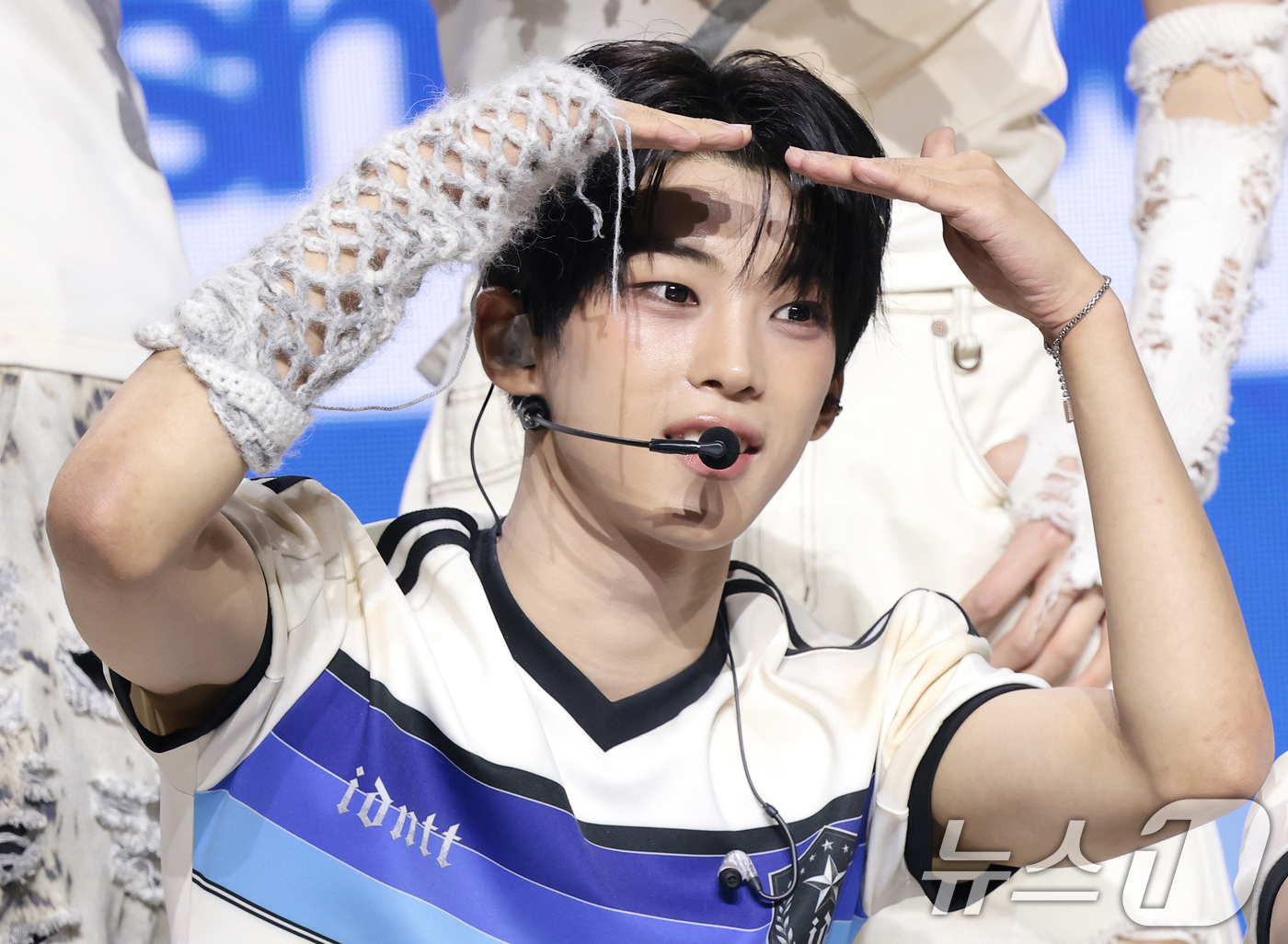 (서울=뉴스1) 권현진 기자 = 그룹 아이덴티티(idntt) 도훈이 13일 오후 서울 용산구 블루스퀘어에서 열린 세 번째 미니앨범 ‘잇츠 낫 오버(itsnot5ver)’ 발매 기념 …