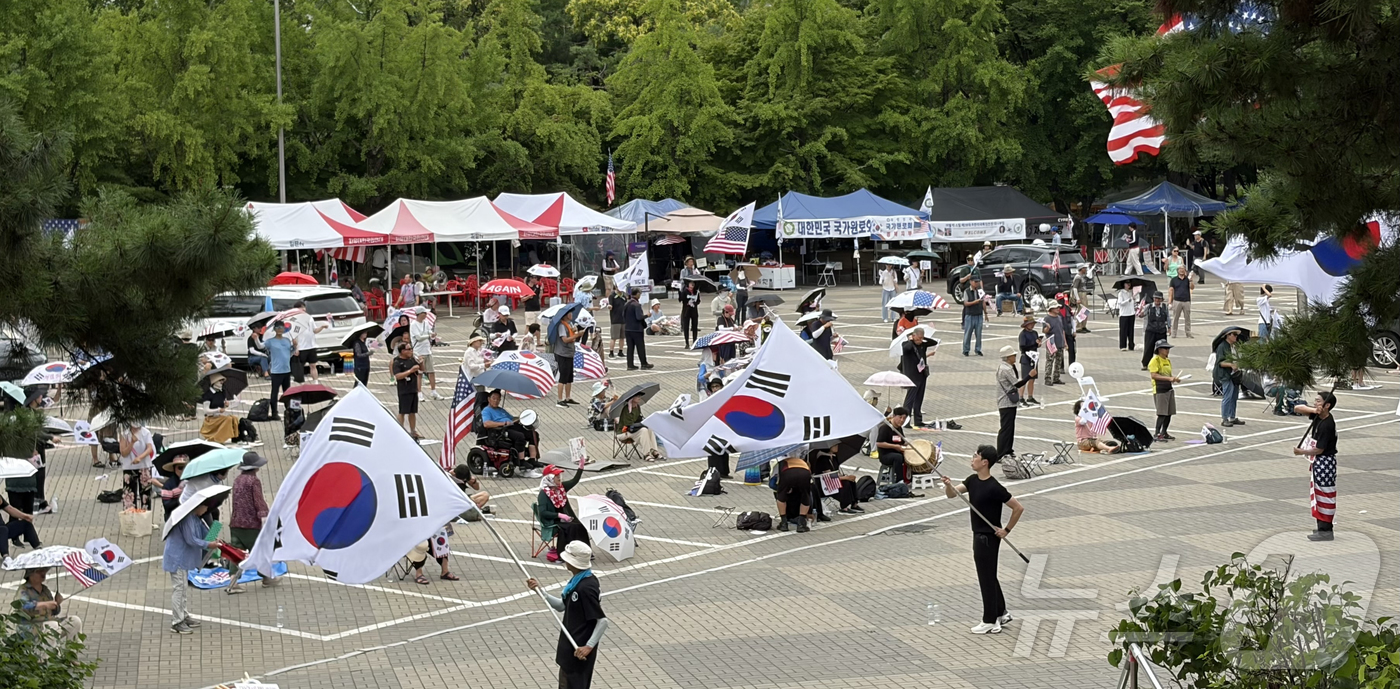 (서울=뉴스1) 신은빈 기자 = 6·3 지방선거 잠실 개표소 봉쇄 시위가 39일째 이어지고 있는 13일 서울 송파구 핸드볼경기장 앞에서 시민들이 구호를 외치고 있다. 2026.7. …