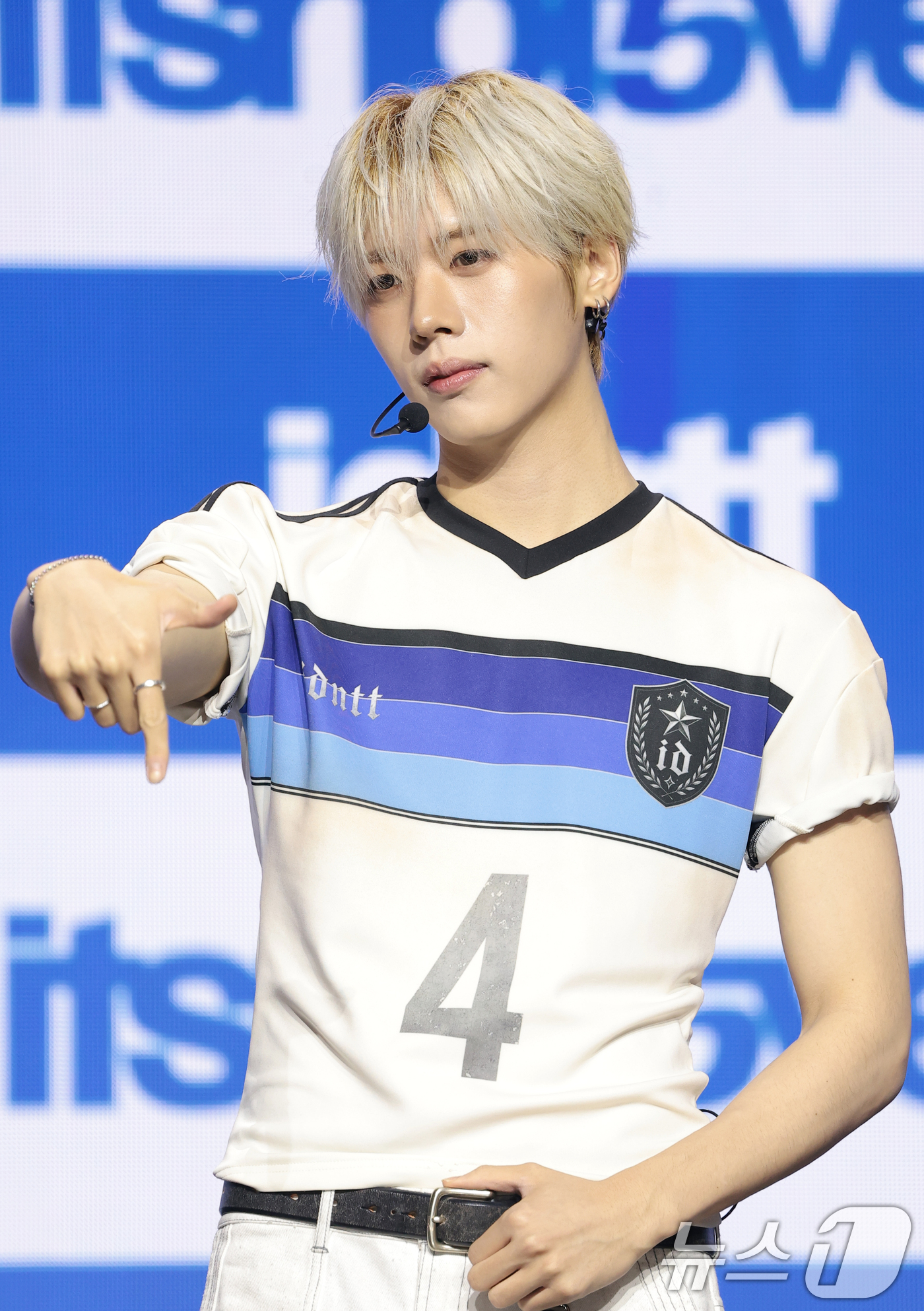 (서울=뉴스1) 권현진 기자 = 그룹 아이덴티티(idntt) 최태인이 13일 오후 서울 용산구 블루스퀘어에서 열린 세 번째 미니앨범 ‘잇츠 낫 오버(itsnot5ver)’ 발매 기 …
