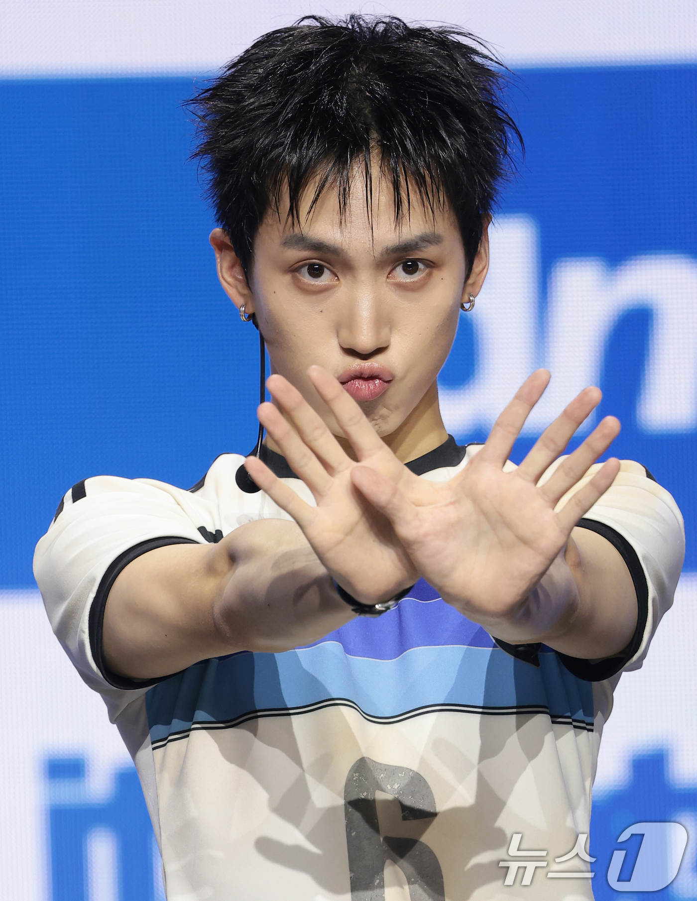 (서울=뉴스1) 권현진 기자 = 그룹 아이덴티티(idntt) 김주호가 13일 오후 서울 용산구 블루스퀘어에서 열린 세 번째 미니앨범 ‘잇츠 낫 오버(itsnot5ver)’ 발매 기 …