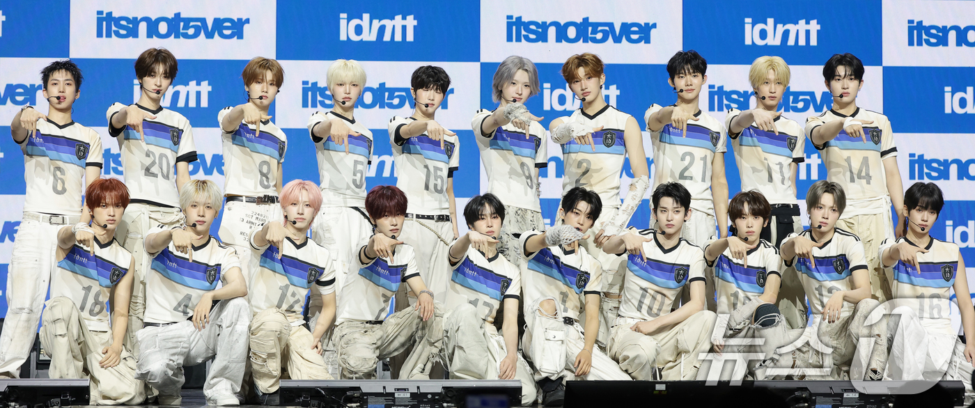 (서울=뉴스1) 권현진 기자 = 그룹 아이덴티티(idntt)가 13일 오후 서울 용산구 블루스퀘어에서 열린 세 번째 미니앨범 ‘잇츠 낫 오버(itsnot5ver)’ 발매 기념 쇼케 …