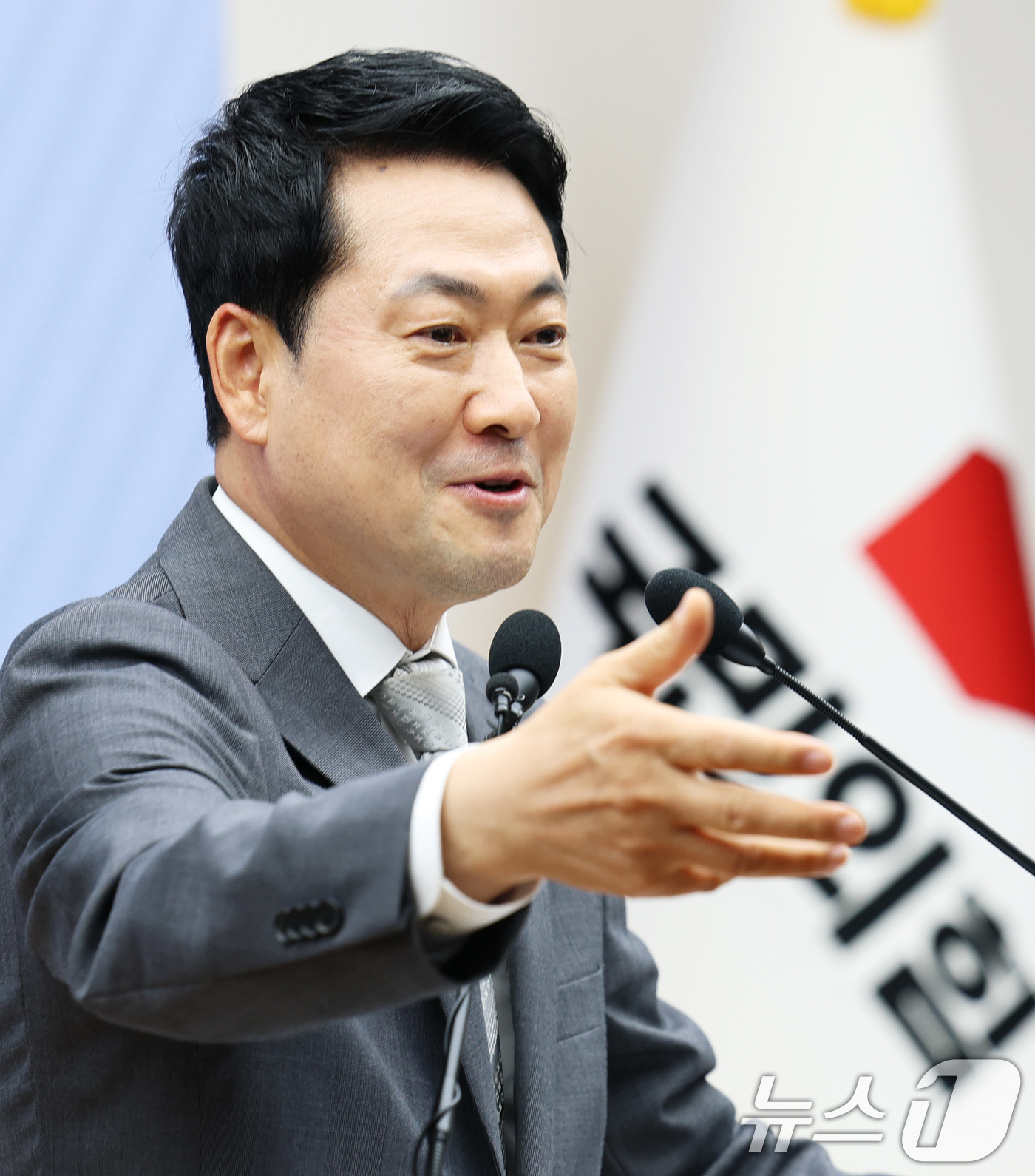 (서울=뉴스1) 오대일 기자 = 장동혁 국민의힘 대표가 13일 오후 서울 영등포구 중앙당사에서 열린 여의도연구원 청년정책리더 6기 수료식 및 정책제안서 전달식에서 참가자들의 질문에 …
