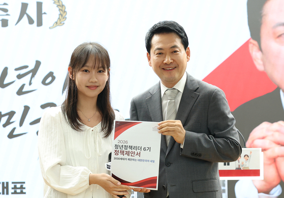 청년 정책 제안서 전달 받는 장동혁 대표